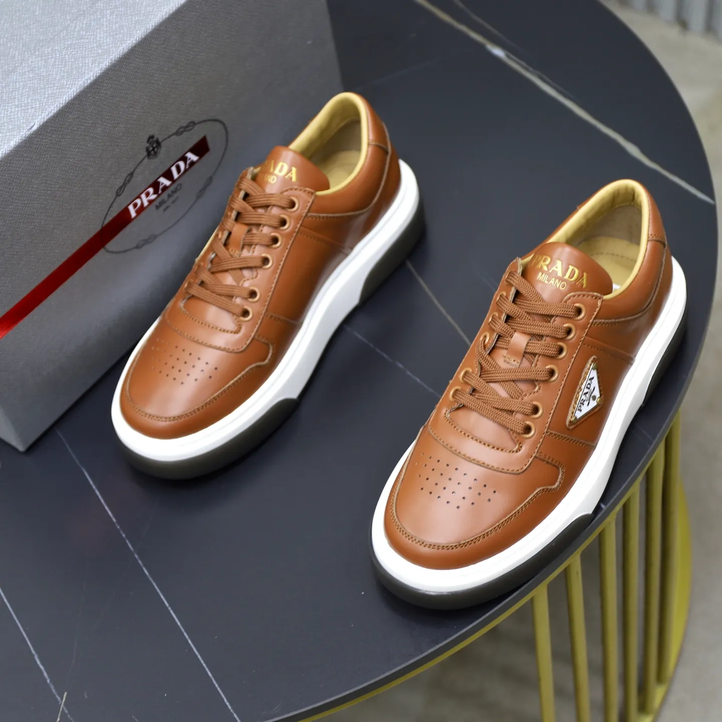 Factory price: 720💰Top original order Brand: PRADA (Prada) Standard code: Men's size 38/44 (45 can be customized) Grade: Same as the official website Material: Original cowhide stitching imported cowhide lining Original combination two-color wear-resistant soft outsole Style category: Leisure and sports version Young fashion European and American trend British style Color: Actual picture color